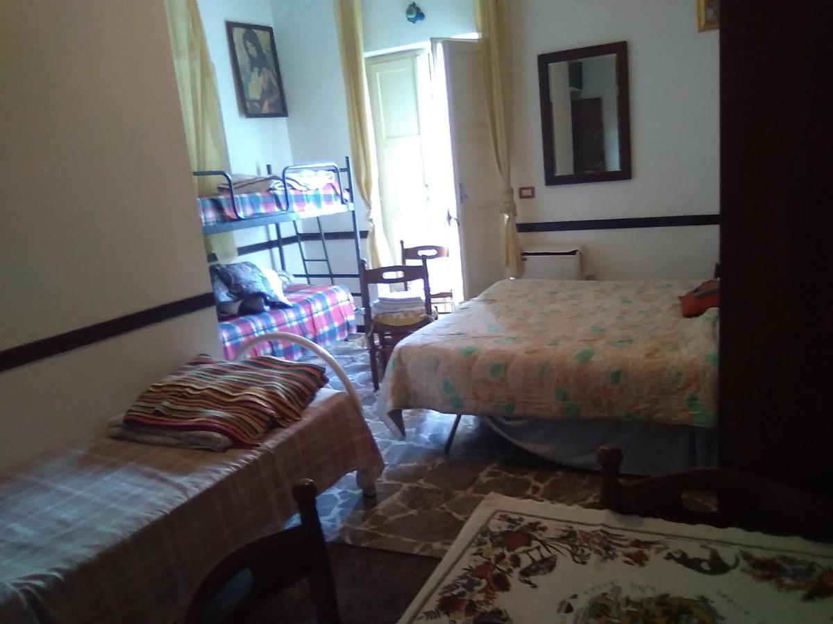 Room In Guest Room - Single Room With Shared Bathroom Таормина Екстериор снимка