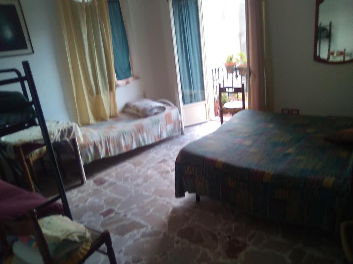 Room In Guest Room - Single Room With Shared Bathroom Таормина Екстериор снимка